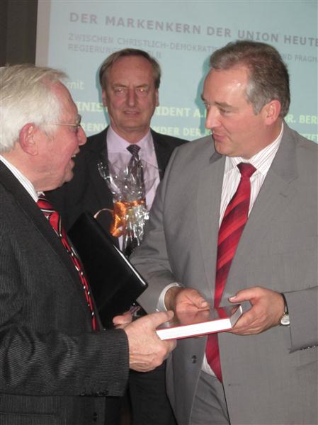 16.13.2011 - Markenkern der Union (KAS) - Ein herzliches Dankeschön überreichte der CDU-Landesvorsitzende Frank Oesterhelweg und der Kreisvorsitzende Rudi Götz.