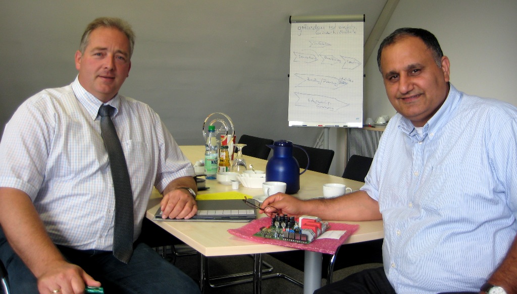 v.l.: Frank Oesterhelweg mit Prof. Dr. Reza Asghari während einer der regelmäßigen Besprechungen.