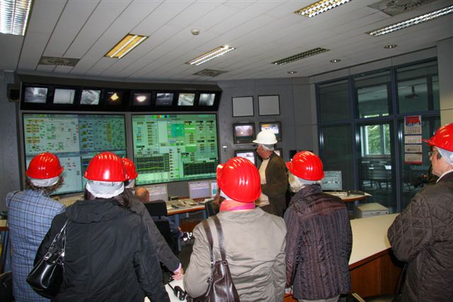 Im Zentrum des Kraftwerks steht die Besuchergruppe der Frauen Union.