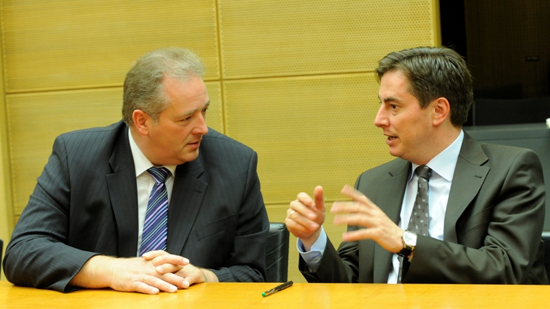 Im Bild Frank Oesterhelweg im Gespräch mit Ministerpräsident David McAllister.