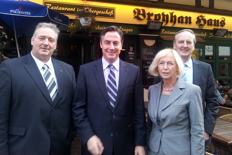 Im Bild von links nach rechts vor dem Broyhan-Haus in Hannover: Frank Oesterhelweg, David McAllister, Prof. Dr. Johanna Wanka und Rudolf Götz. Im Bild von links nach rechts vor dem Broyhan-Haus in Hannover: Frank Oesterhelweg, David McAllister, Prof. Dr. Johanna Wanka und Rudolf Götz.