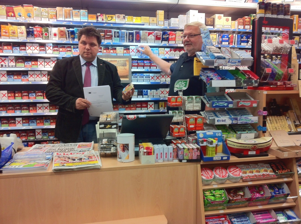 Das Foto zeigt Uwe Schäfer, Kandidat zur Europa-Wahl 2014 mit Tabak-Händler Peter Beismann.